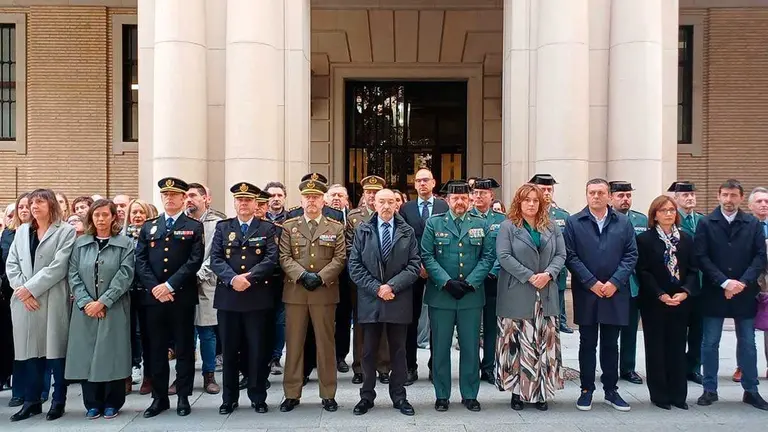 El minuto de silencio por Eugenia Mercedes, 49 a&ntilde;os y v&iacute;ctima de violencia de g&eacute;nero, se ha producido este mi&eacute;rcoles frente a Delegaci&oacute;n de Gobierno.