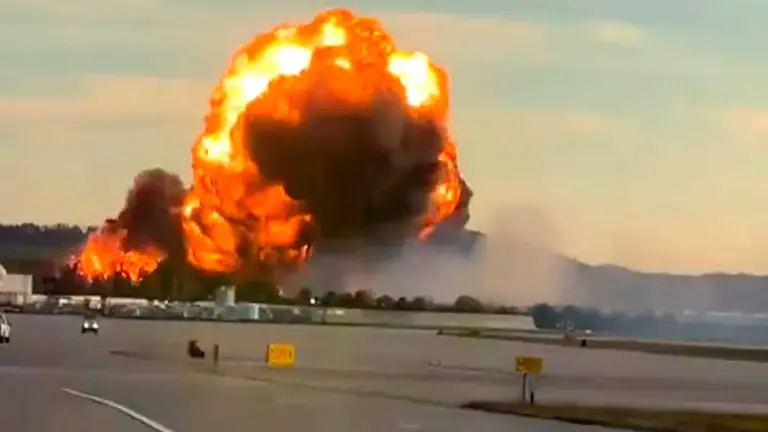 Captura de video tomada de rastreo de redes que muestra el momento de la explosi&oacute;n de un avi&oacute;n de la empresa UPS este martes, en el aeropuerto internacional de Muhammad Ali de Louisville, en Kentucky (EE.UU). EFE/ Rastreo de redes