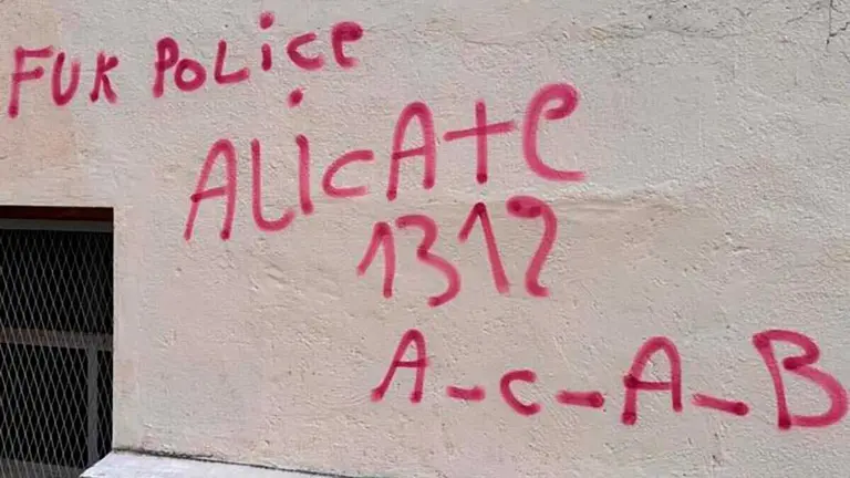 Un menor ha sido interceptado el pasado domingo por la tarde en Huesca tras realizar una pintada con spray rojo en la fachada del Hospital Provincial. Foto: Polic&iacute;a Local Huesca