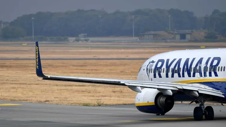 NO USAR. FOTO EFE. Imagen de archivo de un avi&oacute;n de Ryanair. Foto: EFE/ Sascha Steinbach