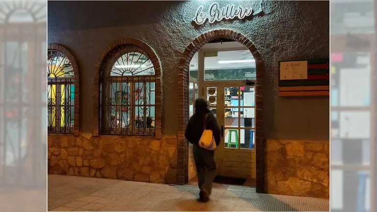 chica-entrando-grillera