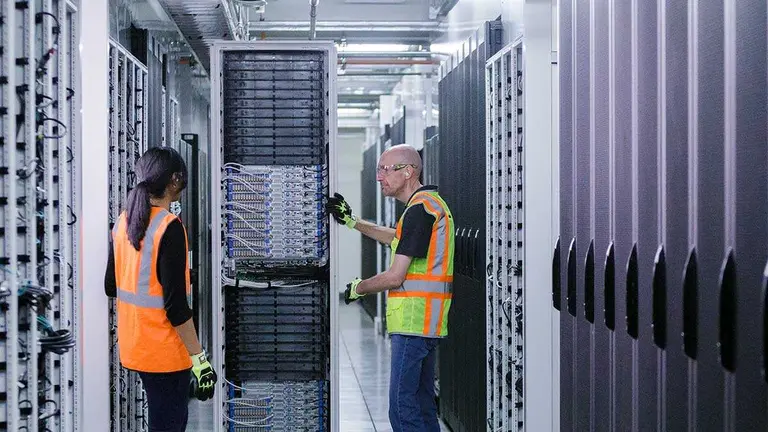 Empleados en centros de datos. Foto: Microsoft