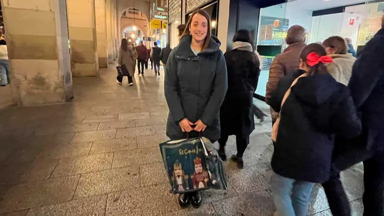 Laura, una de las zaragozanas que realiza compras durante el Black Friday. Foto: C.M