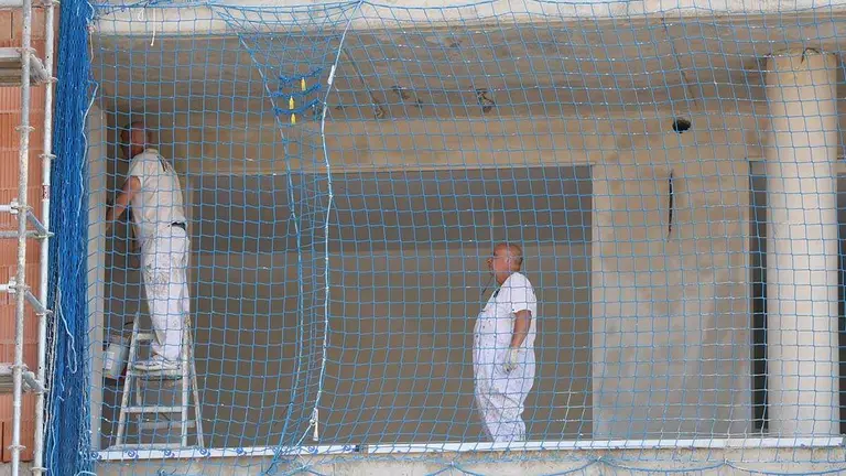 Trabajadores de la construcci&oacute;n en una vivienda en Zaragoza. Foto: Pilar &Aacute;lvarez