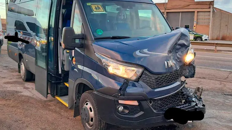 El autob&uacute;s escolar accidentado este mi&eacute;rcoles en Monreal del Campo (Teruel) llevaba nueve menores a bordo. Fuente: Guardia Civil