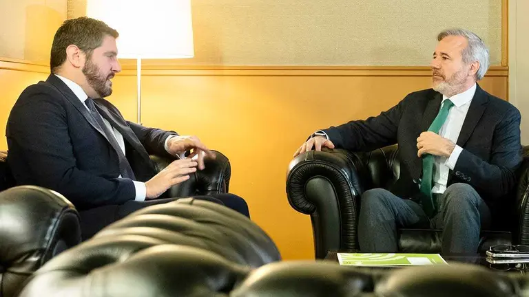 Alejandro Nolasco y Jorge Azc&oacute;n este martes en el despacho del presidente de Arag&oacute;n. Foto: DGA