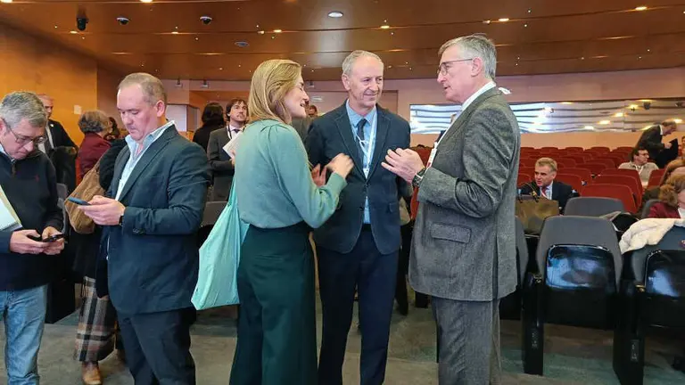 Blasco y Esta&uacute;n conversan con la ministra Aagesen en los momentos previos al inicio del consejo.