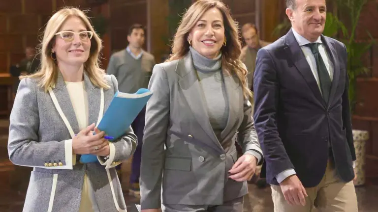 La consejera de Hacienda, Blanca Solans, la alcaldesa de Zaragoza, Natalia Chueca, y el consejero de Presidencia, &Aacute;ngel Lor&eacute;n