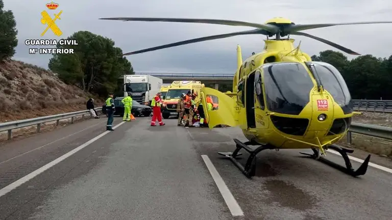 La ni&ntilde;a de 13 a&ntilde;os atropellada en la AP-2 sentido a Zaragoza ha sido trasladada en helic&oacute;ptero al Hospital Miguel Servet. Fuente Guardia Civil