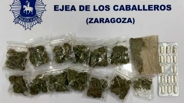 La Polic&iacute;a Local de Ejea de los Caballeros public&oacute; en sus redes las bolsitas de marihuana intervenidas al joven arrestado.