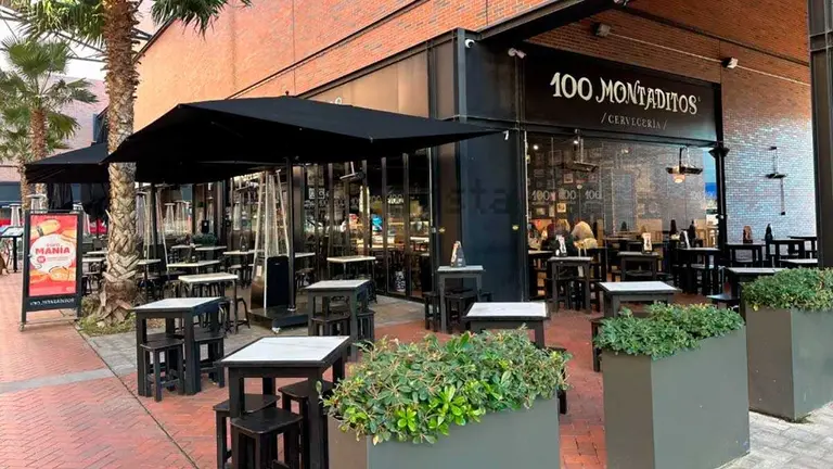 Uno de los locales en traspaso es el 100 Montaditos de La Torre Outlet. Foto: Idealista