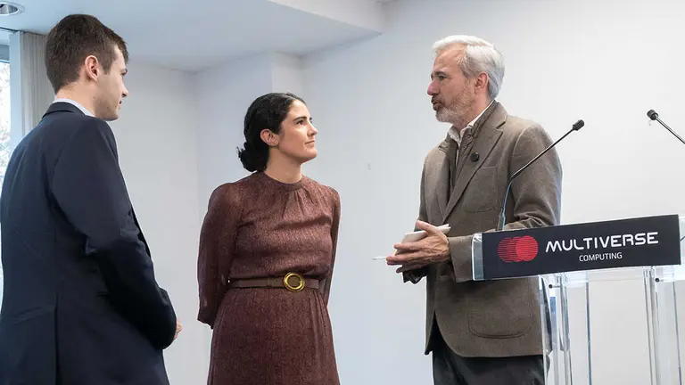 Los dirigentes de la compa&ntilde;&iacute;a junto al presidente Azc&oacute;n este mi&eacute;rcoles en Zaragoza. Foto: DGA