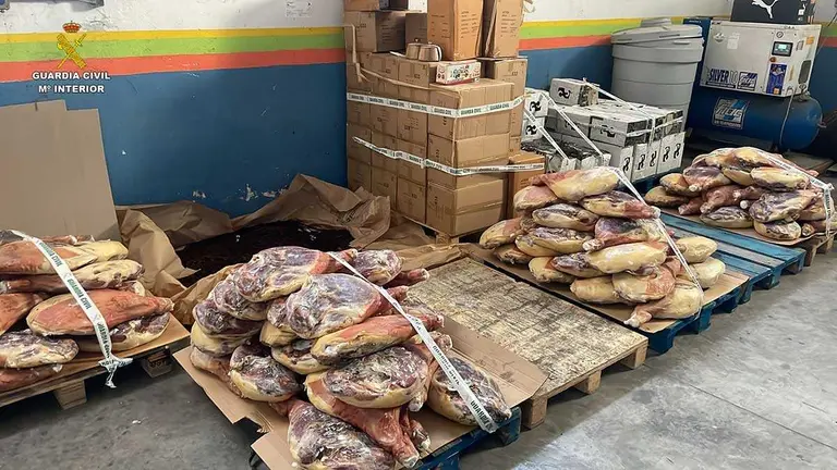 La Guardia Civil imputa hasta 20 delitos de robo con fuerza a esta banda, entre ellos un lote de jamones. Fuente: Guardia Civil