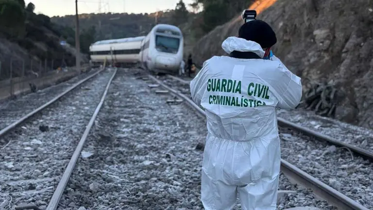Un agente toma im&aacute;genes del tren siniestrado. Foto de Guardia Civil