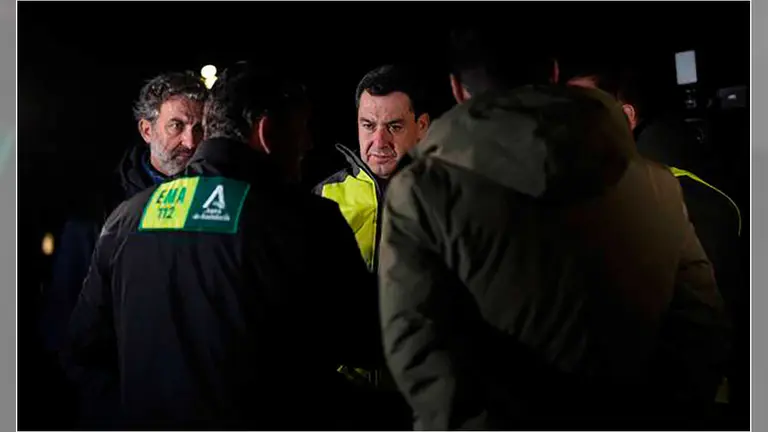 Juanma Moreno en su visita a la 'zona cero' del accidente de Adamuz | Foto de la Junta de Andaluc&iacute;a