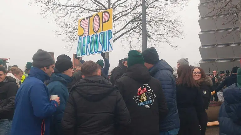 Protesta de agricultores y ganaderos en Estrasburgo, ante el Parlamento Europeo | Foto de Servimedia