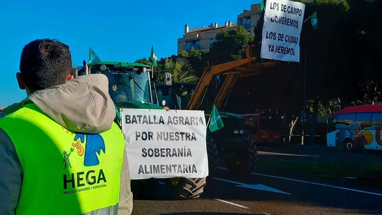 Los primeros tractores alcanzaban la ciudad a primera hora del d&iacute;a. Foto: Jerome Esteban