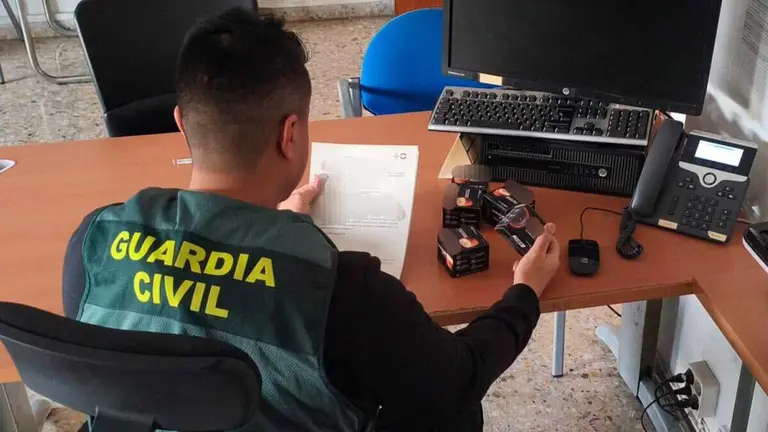 La Guardia Civil ha logrado recuperar seis de las 37 balizas V16 que se robaron de una tienda en Fraga el pasado 15 de enero.