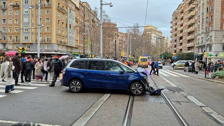 accidente-coche-tranv&iacute;a-ambulancia-goya-zaragoza-2
