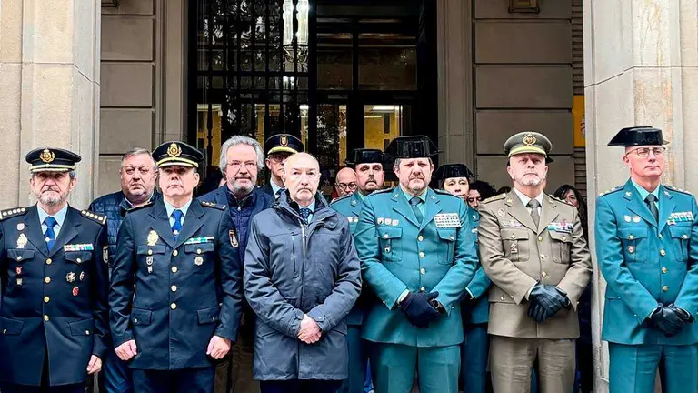 El delegado del Gobierno en Arag&oacute;n, Fernando Beltr&aacute;n (centro), esta ma&ntilde;ana durante el minuto de silencio en Zaragoza.