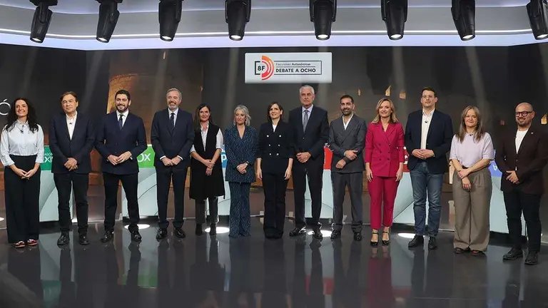 Los candidatos junto a los directivos de la CARTV este lunes antes del debate. Foto: Pilar &Aacute;lvarez