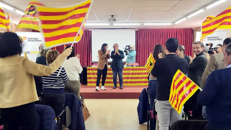 Alberto Izquierdo y Cristina Navarro, n&uacute;mero 1 y 2 del PAR, han comparecido delante de sus militantes en Calamocha | Foto: Arag&oacute;n Press