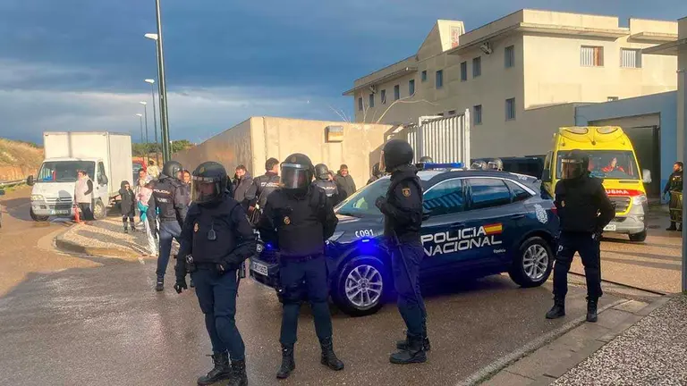 Una pelea entre bandas en el centro de menores de Juslibol ha derivado en un mot&iacute;n que ha movilizado importante presencial policial. Foto: Lorena Torrijo
