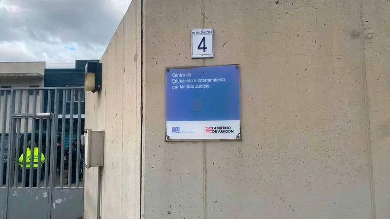 La investigaci&oacute;n trata de saber el origen del mot&iacute;n de este jueves en el centro de menores de Juslibol. Foto: Lorena Torrijo