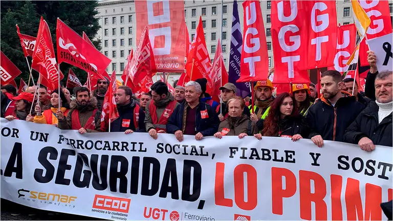Sindicatos ferroviarios se concentran ante el Ministerio de Transportes, en Madrid | Foto de Servimedia