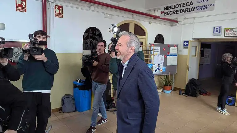Azc&oacute;n, este domingo tras depositar su voto. Foto: Pilar &Aacute;lvarez