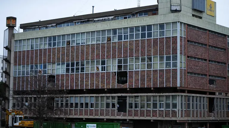Edificio de Correos con los boquetes que realizaron las m&aacute;quinas al tratar de derribarlo. Foto Arag&oacute;n Press. David Sanz.