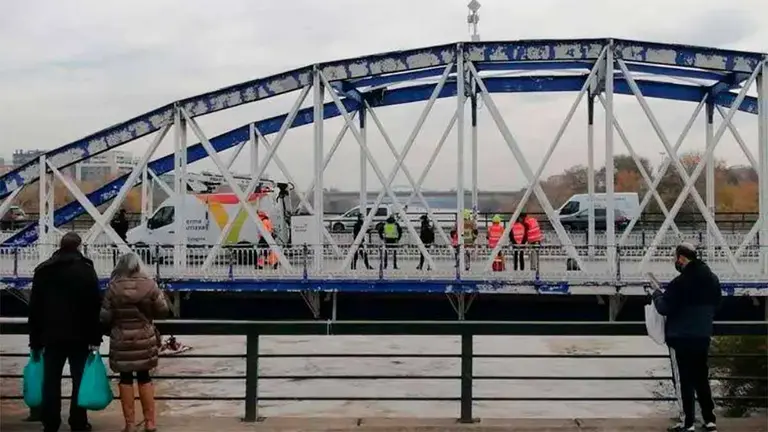 Un hombre que iba a suicidarse en el Puente de Hierro ha sido salvado por la Polic&iacute;a Nacional. FOTO DE ARCHIVO