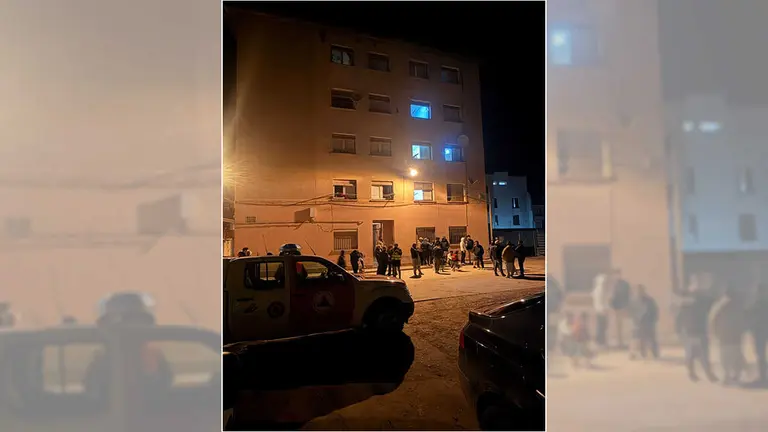 Imagen del edificio desalojado en Caspe, junto al Hotel Visit. Foto: AD