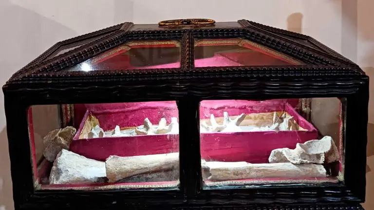ARQUETA_RELIQUIAS_SAN_VALENT&Iacute;N