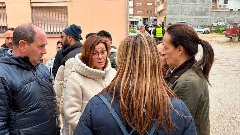 Javier Nicol&aacute;s, presidente comarcal, y Ana Jarque, alcaldesa de Caspe, junto a la consejera de Servicios Sociales en funciones, Carmen Sus&iacute;n. Foto: DGA