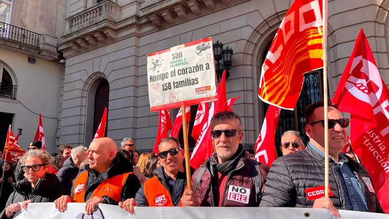 Trabajadores de Mann Hummel durante la movilizaci&oacute;n de este s&aacute;bado en Zaragoza. Foto: E.P.