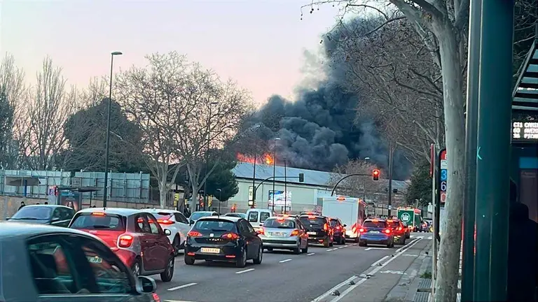 Un incendio en la planta de Saica de Zaragoza en la tarde de este s&aacute;bado ha movilizado a Bomberos y Polic&iacute;a. Foto: Carla Mu&ntilde;oz