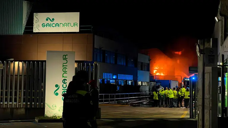 El incendio declarado este s&aacute;bado en la planta de Saica Natur en Zaragoza podr&iacute;a extinguirse a lo largo de la jornada. Foto: Mario Rom&aacute;n
