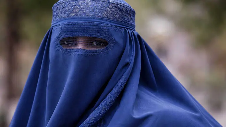 Mujer con burka. Imagen generada por IA