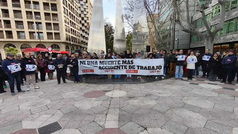 UGT y CCOO se han concentrado frente al Monumento a la Constituci&oacute;n | Foto: Arag&oacute;n Press