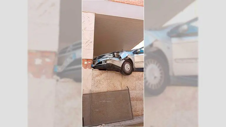 As&iacute; qued&oacute; el coche empotrado en la fachada del Centro de D&iacute;a de Urrea de Ga&eacute;n (Teruel). Foto cedida a AD por la alcaldesa.