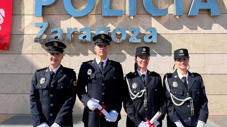 De izquierda a derecha, David, Luis &Aacute;ngel, Susana y Nuria, agentes de la Polic&iacute;a Local de Zaragoza. Foto: Mario Rom&aacute;n