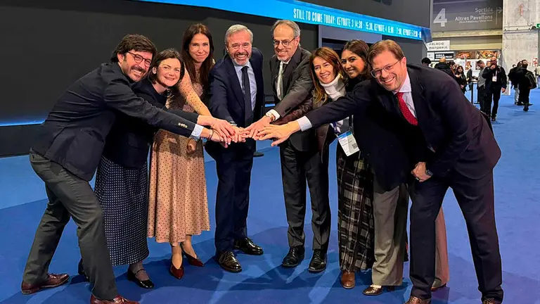 Miembros de la DGA y de Amazon, este lunes en el Mobile World Congress de Barcelona. Foto: DGA