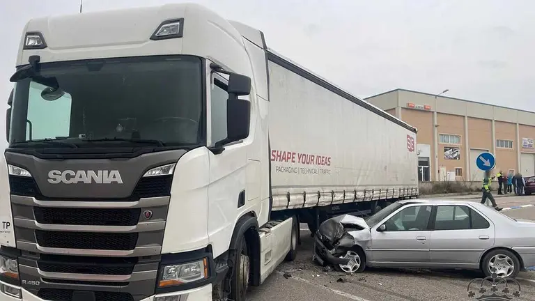As&iacute; quedo el turismo tras impactar con un cami&oacute;n este martes en la N-122 a la altura de Borja. Foto: Protecci&oacute;n Civil Borja