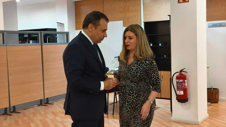El presidente de CEOE Arag&oacute;n junto a la consejera en funciones, Claudia P&eacute;rez Forni&eacute;s, en su visita al programa "Arag&oacute;n Habla Ingl&eacute;s" | Foto: Arag&oacute;n Press