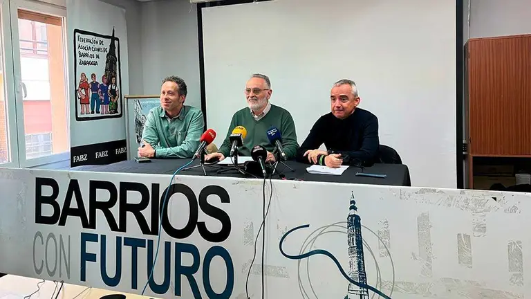De izquierda a derecha, Juan Antonio Gil, Javier Oquendo y Carlos L&oacute;pez, representantes de asambleas y entidades ambientales.