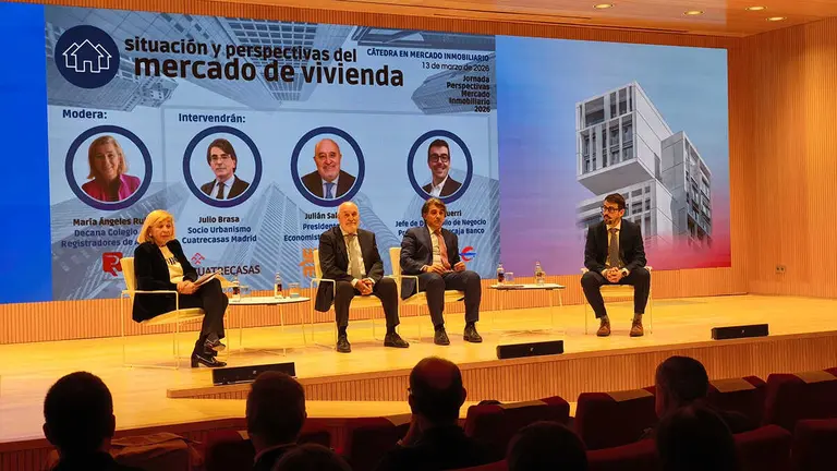 El patio de la Infanta ha acogido la jornada "Perspectivas en Mercado Inmobiliario" de Ibercaja y Universidad de Zaragoza | Foto: Arag&oacute;n Press