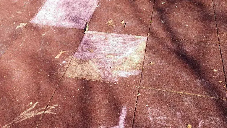 pintadas-tiza-santa-isabel-ni&ntilde;os-vecinos-zaragoza-2