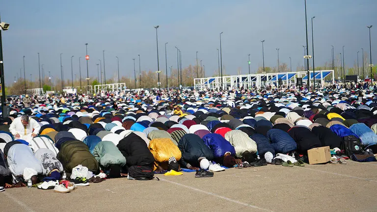 La celebraci&oacute;n por el fin del Ramad&aacute;n ha reunido a miles de fieles este viernes por la ma&ntilde;ana en el Parking Sur de la Expo de Zaragoza. Foto: David Graner