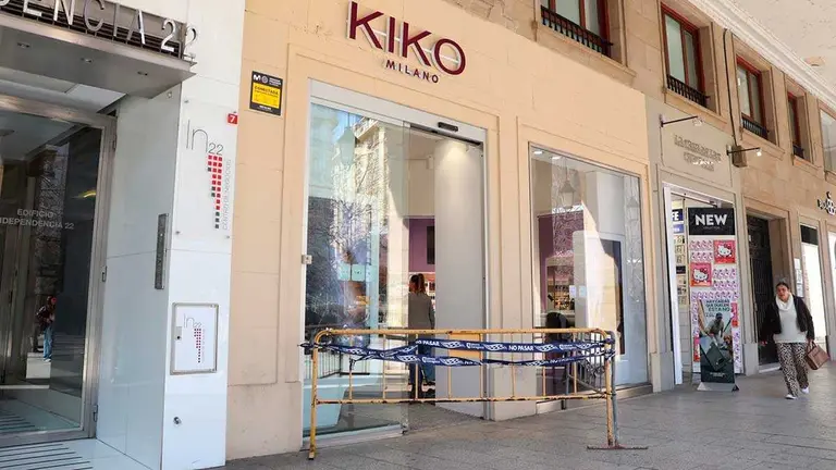 El robo ha tenido lugar esta madrugada en una conocida tienda de maquillaje del paseo Independencia de Zaragoza. Foto: Pilar &Aacute;lvarez